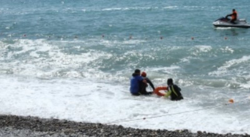 В крым ехать опасно летом. Дети которые уплыли на матрасе в Крыму фото.