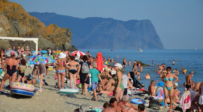 Отдыхать в Крыму безопасно. Доказательство - толпы туристов на пляжах.
