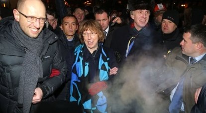 Верховный представитель Европейского союза по иностранным делам и политике безопасности Кэтрин Эштон гуляла с лидерами оппозиции по площади.