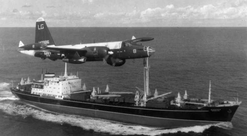 Американский патрульный самолёт P2V Neptune кружит над советским грузовым судном, направляющимся на Кубу. Карибский кризис, 1962 год. Фото из открытого источника.