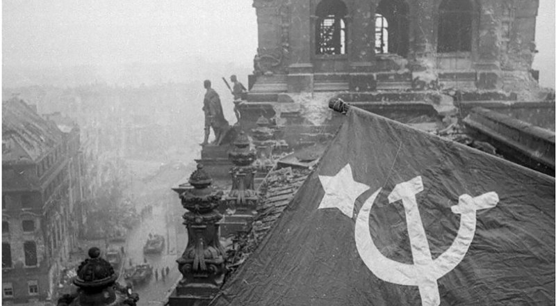 Берлин, рейхстаг, Знамя Победы - в нём частичка каждого региона СССР.