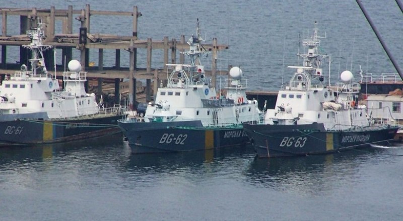 Захваченные нашими военными катера и корабли украинских ВМС покинули порт Бердянска.