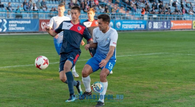 Симферополец Антон Пенчелюзов забивает гол в ворота севастопольцев.