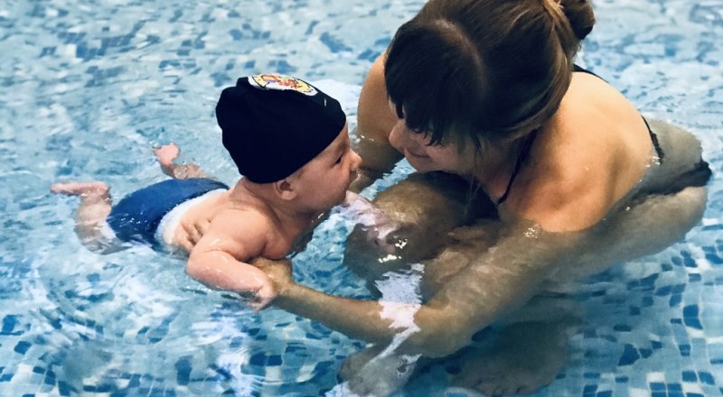 Одно из главных правил грудничкового плавания - малыш всё время должен видеть маму.