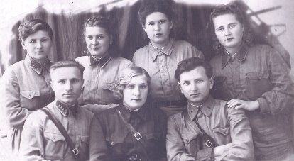 Василий Кравченко и Маруся Цебренко (крайние слева в первом и втором ряду) с боевыми друзьями. 1942 год.