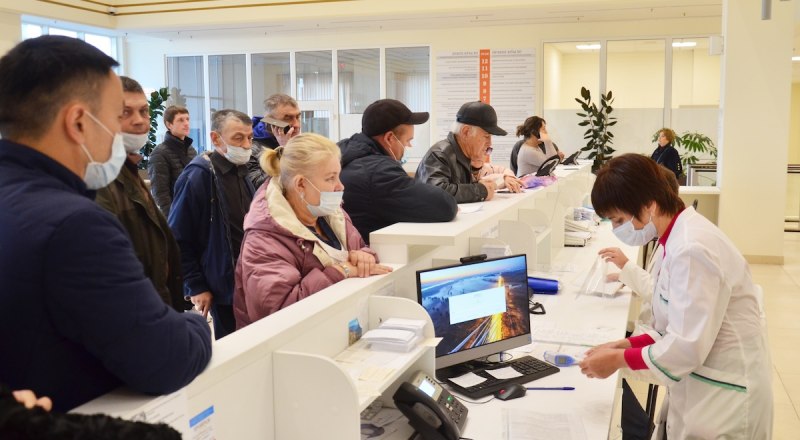 Поликлиники сейчас лучше посещать в масках, как во время пандемии коронавируса.