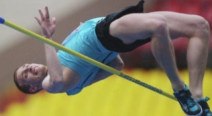 Планку в прыжках в высоту преодолевает чемпион Универсиады-2015 хабаровчанин Даниил Цыплаков.