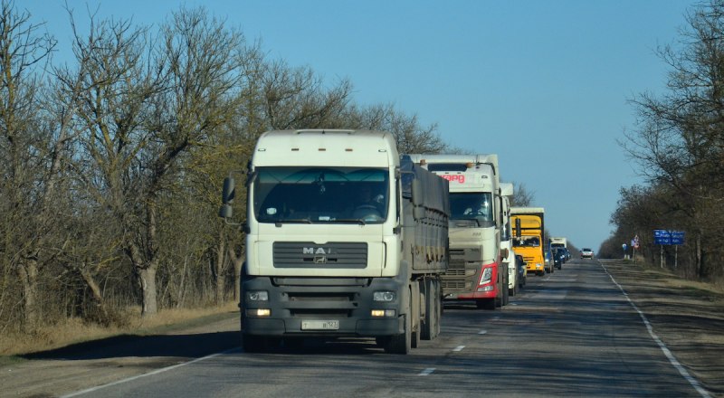 По сухопутному маршруту в Крым ежедневно въезжают сотни грузовиков с продуктами и промтоварами.