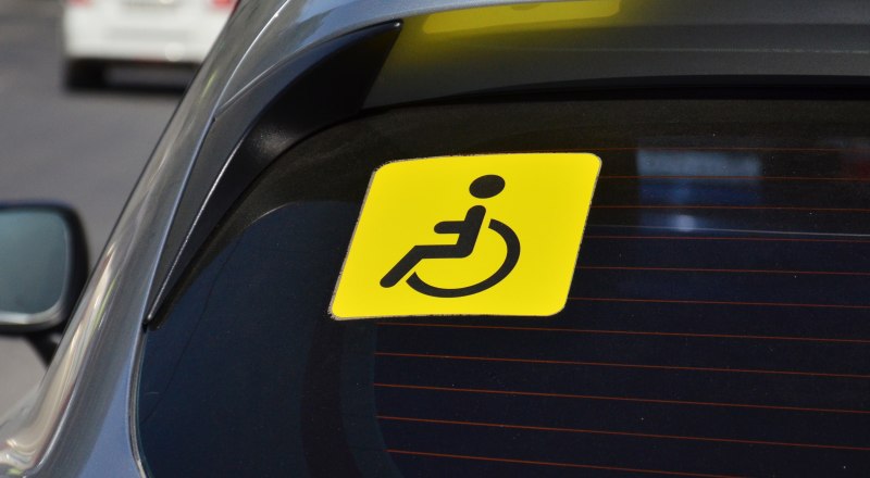 Инвалидам-автолюбителям полагается и бесплатная парковка.