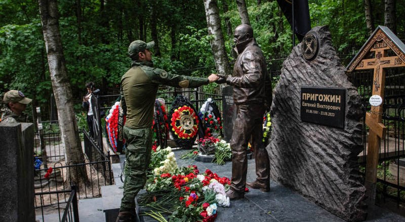 На могиле Евгения Пригожина в Санкт-Петербурге завершили установку памятника. Фото Artem Priakhin/Keystone Press Agency/Globallookpress