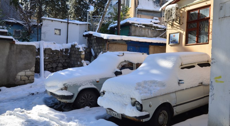 В Крыму снег - настолько редкое явление, что у нас даже зимнюю резину используют далеко не все.
