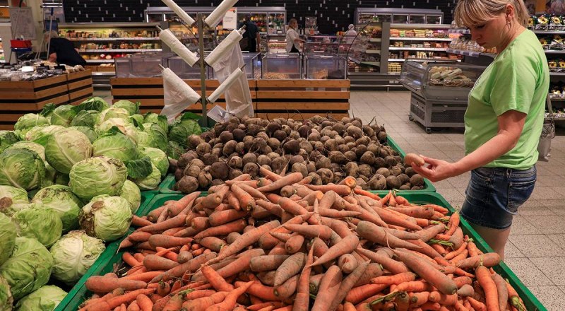 Сезонная уборка овощей в разгаре, но цены на компоненты «борщевого набора» не снижаются.