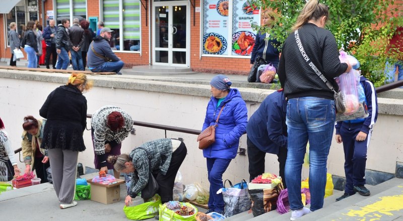 Стихийная торговля запрещена по закону. Если не повезёт, то можно получить штраф от 500 до 2000 рублей.