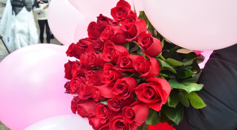 И всё-таки, думается, каждая женщина в свой праздник хочет, чтобы ей подарили цветы. Вне зависимости от того, что это экономически нецелесообразный подарок.