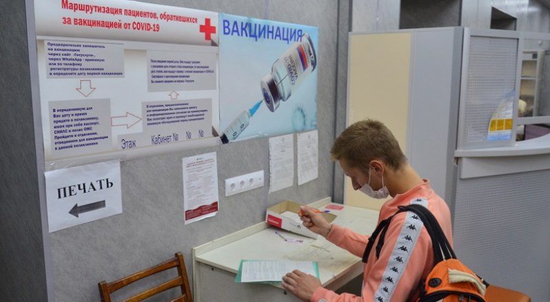 После объявления обязательной вакцинации крымчане волей-неволей потянулись в прививочные пункты. Фото: Анны Кадниковой