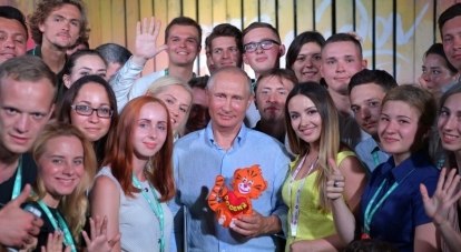 Владимир Путин на форуме «Таврида». В руках тот самый игрушечный тигрёнок.