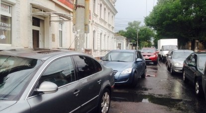 Проезд по улицам Толстого, Горького, Гоголя и многим другим затруднён из-за припаркованных машин.
