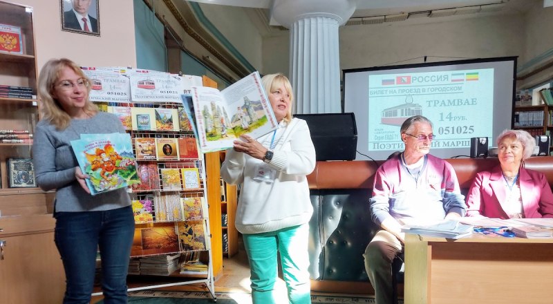 Поэтесса Лидия Огурцова дарит книги библиотеке.