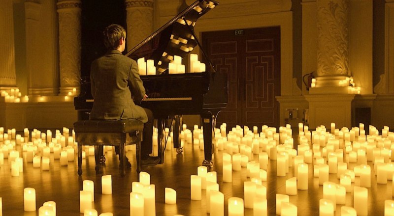 Нам вечер зажигает свечи и дарит музыка покой. Фото Владимира Петрова.