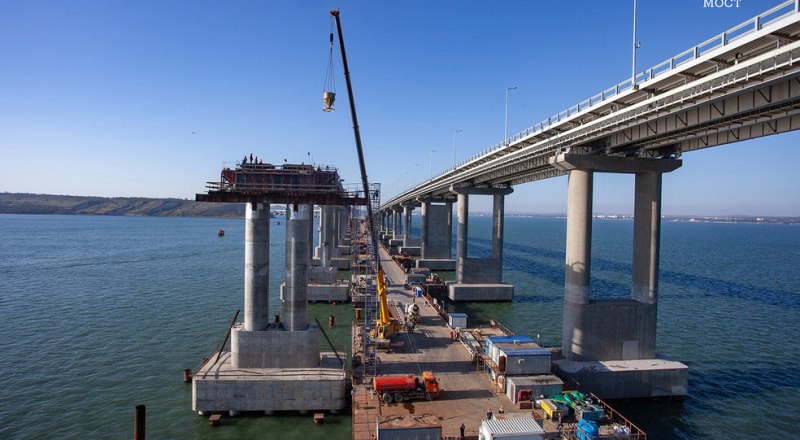 Для железнодорожной части моста построено 307 опор. Теперь строителям предстоит водрузить на них пролётные строения весом 160 тысяч тонн.