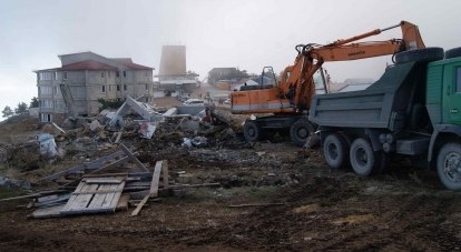 Комиссия выявила на плато Ай-Петри более 100 незаконных построек. Их демонтаж обойдётся в 220 миллионов рублей и начнётся после улучшения погодных условий.