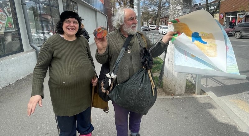 Есть и такие люди на улицах Симферополя. Их можно назвать блаженными. Эта пара действительно просит деньги, но взамен даёт свои рисунки.
