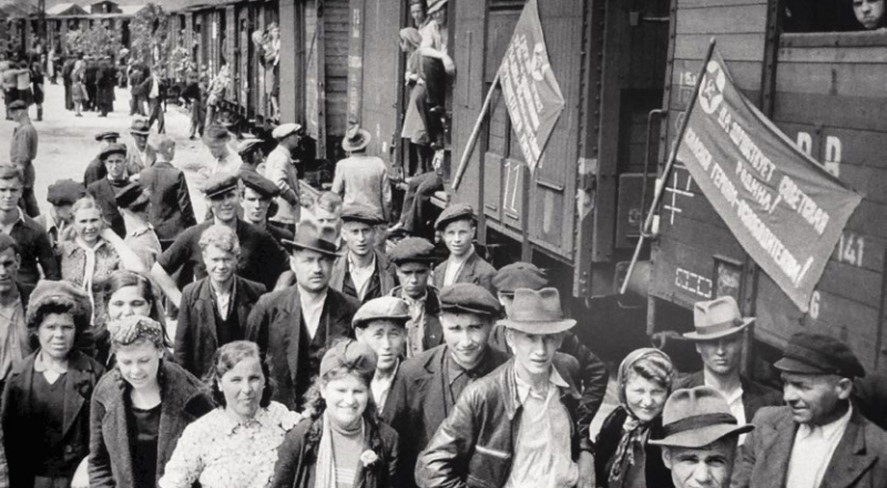 Советские граждане, вывезенные немцами с оккупированных территорий СССР, перед репатриацией из Германии. 1945 год.