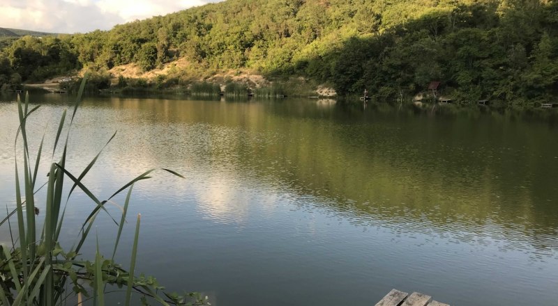 Озеро Кучки особенно красиво выглядит весной и летом, когда много зелени.