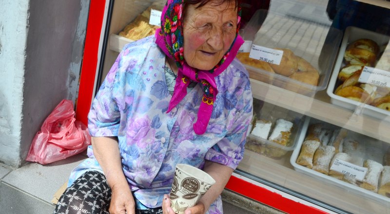 Пенсионеры на Украине живут скромно. Но справедливости ради стоит сказать, что и в Крыму не всем хватает пенсии.