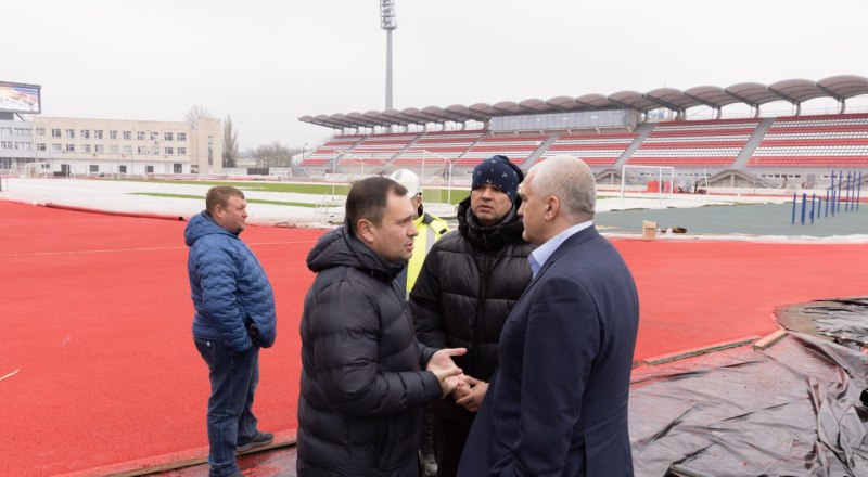 Осмотр работ по капремонту стадиона в Керчи. Фото из открытого источника.