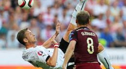 Австрийский форвард двухметровый Марко Янко забивает победный гол в ворота россиян. 