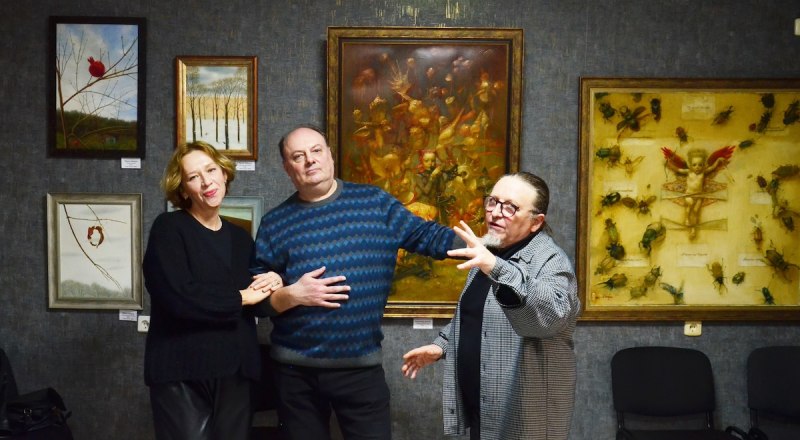 Ирина Зайцева и Александр Долгих с руководителем «Таврической академии искусств» Артёмом Пучковым на вернисаже.