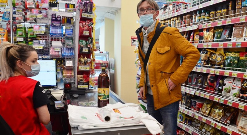 По мнению властей, именно соблюдение масочного режима в магазинах стало причиной улучшения эпидобстановки.