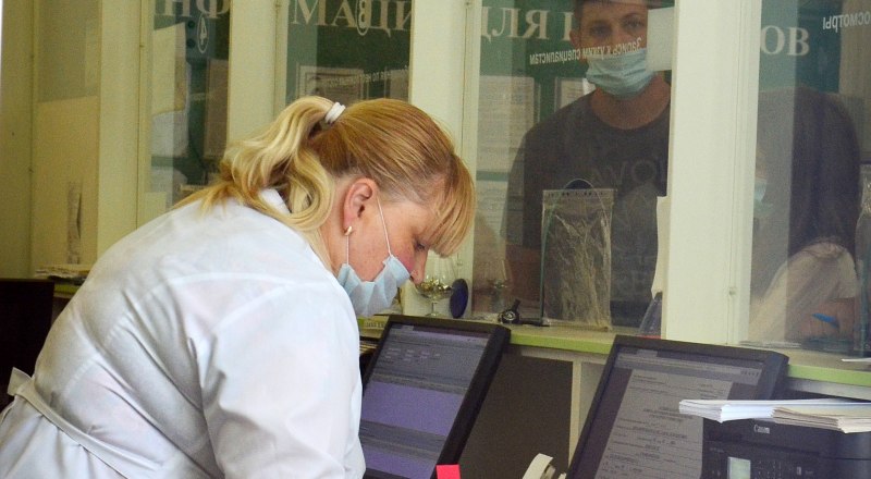 Крым находится в «красной» зоне по распространению коронавируса: заболеваемость не только не угасает, но и растёт.