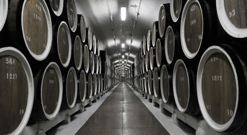 Запасы крымского вина, сделанного исключительно из местного винограда. Теперь только такие напитки могут называться «вином России».