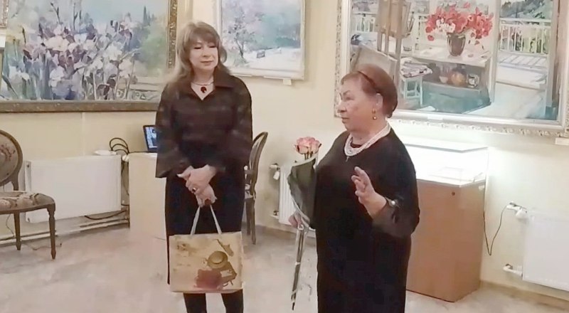 Наталия Мирошниченко и Галина Цветкова на вернисаже. Фото Марины Нестеренко.