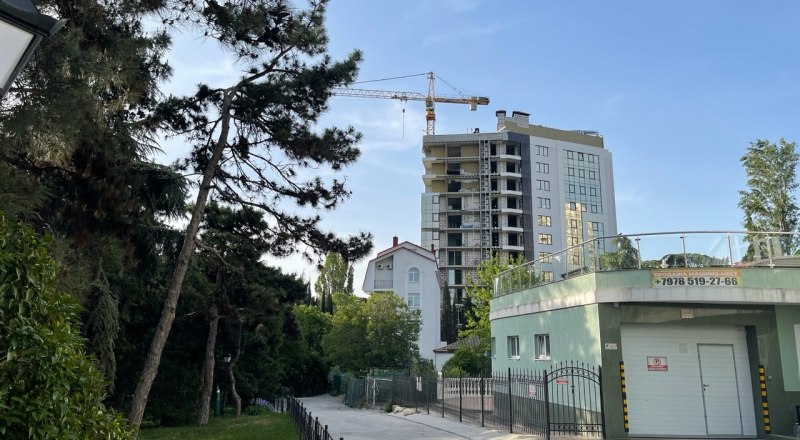 Одна из будущих новостроек в Алуште. Дом есть, новых дорог рядом нет.