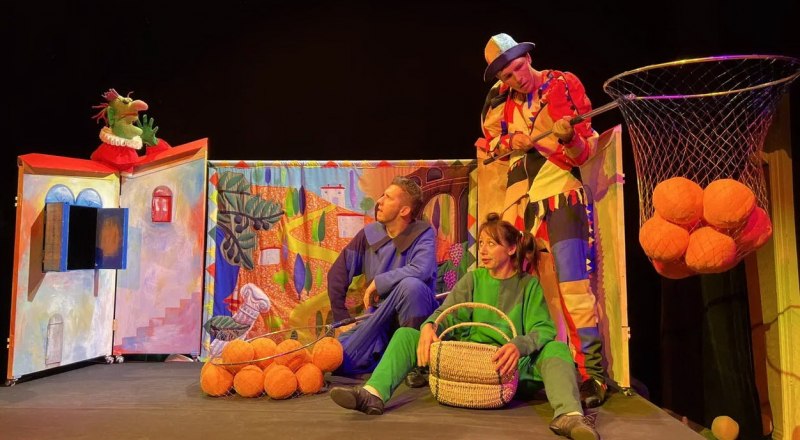 Сцена из спектакля «Любовь к одному апельсину». Фото Эдуарда КУЛИША. 