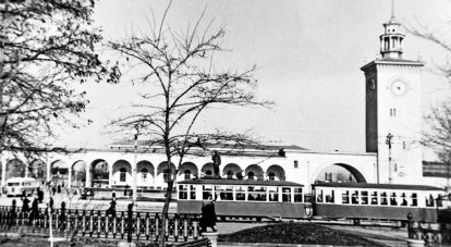 Трамвай у железнодорожного вокзала Симферополя. 1951 год./Фото с сайта www.crimeanblog.blogspot.com