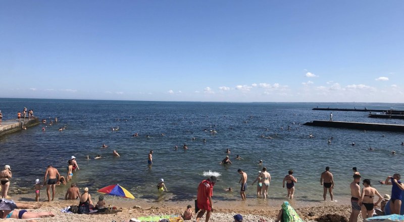 На многих пляжах также полно отдыхающих. Официального запрета на купание не было.