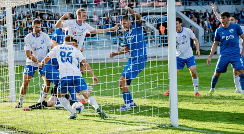 На вершине! Впервые в сезоне «Севастополь» поднялся на первую строчку чемпионата ЛЕОН-второй лиги Б России. Фото ФК «Севастополь». 