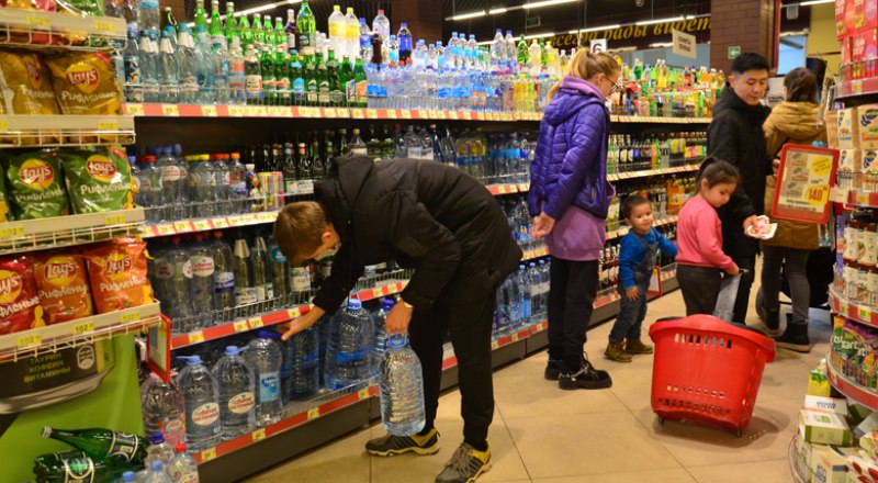 Когда из кранов течёт мутная вода, большинство потребителей вынуждено пить покупную.
