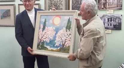  Александр Басов (справа) вручает картину директору музея Валерию Цыганнику.