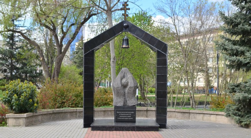 Памятник чернобыльцам в Симферополе открыли в 2001 году. Фото Александра Кадникова.