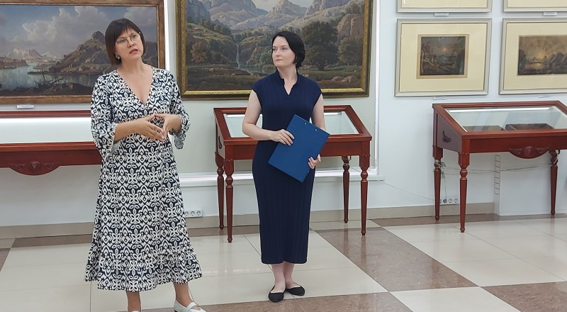Светлана Глазунова (слева) и Александра Кугушева на вернисаже.
