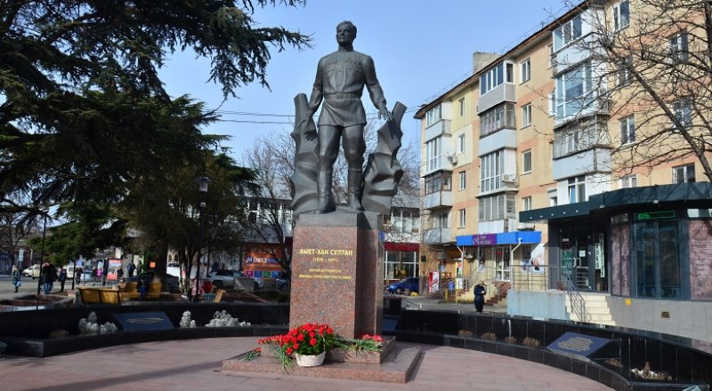 Бронзовый памятник Амет-Хану Султану был установлен в Симферополе в 2020 году. Фото: Анны Кадниковой