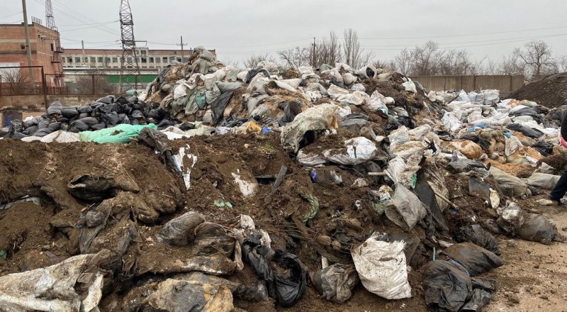 Так выглядит площадка для складирования «замазученного» грунта в городе Щёлкино.
