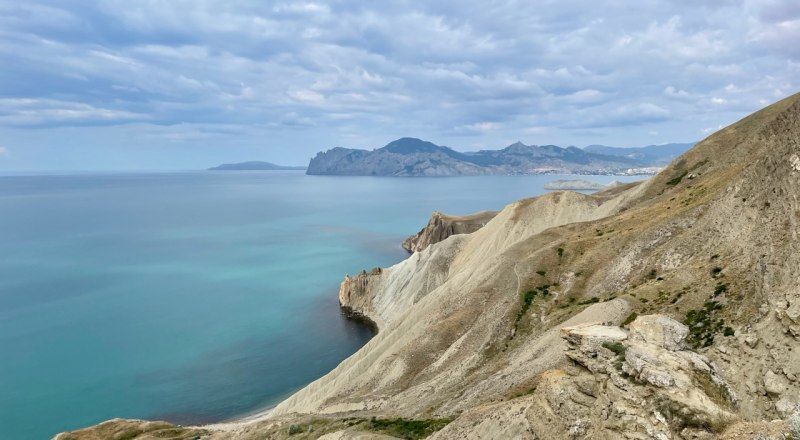 По дороге на гору есть очень красивая видовая площадка.
