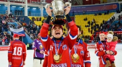 Вот они, одиннадцатикратные чемпионы мира по хоккею с мячом мастера из сборной России.