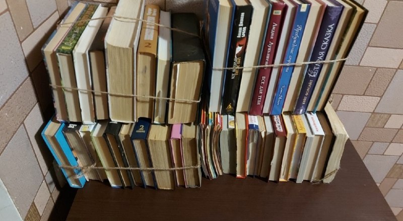 Такие книги передали обычные крымчане для необычной библиотеки.